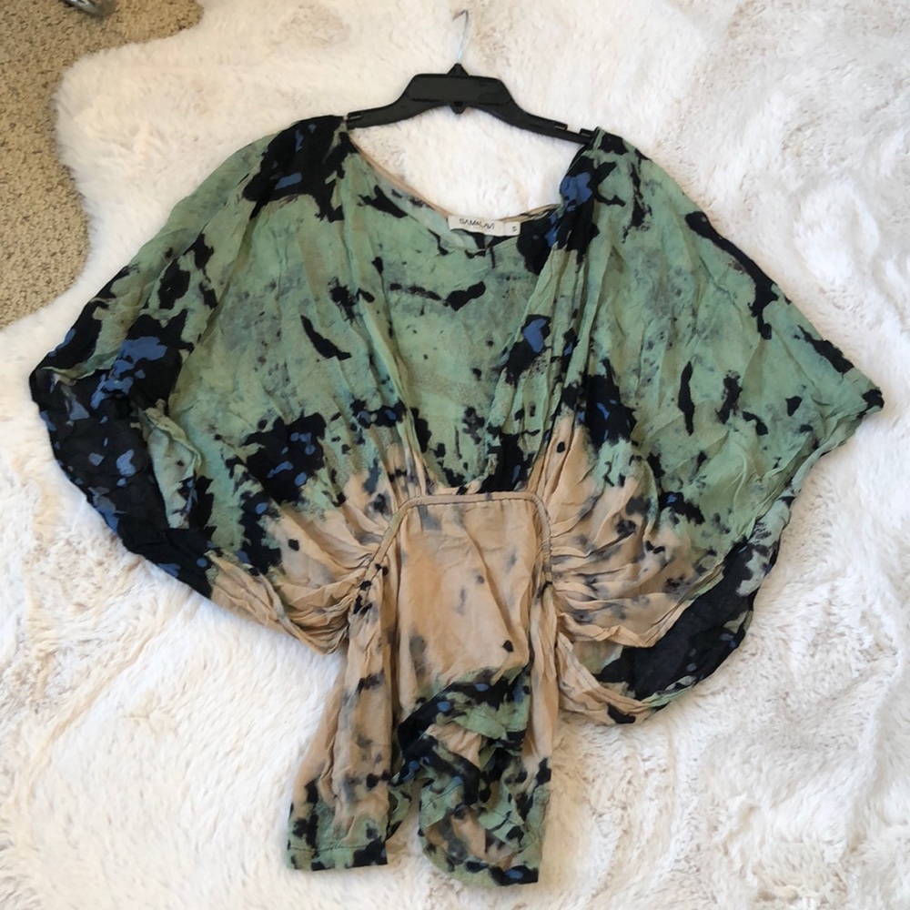 SAM AND LAVI bat-like blouse